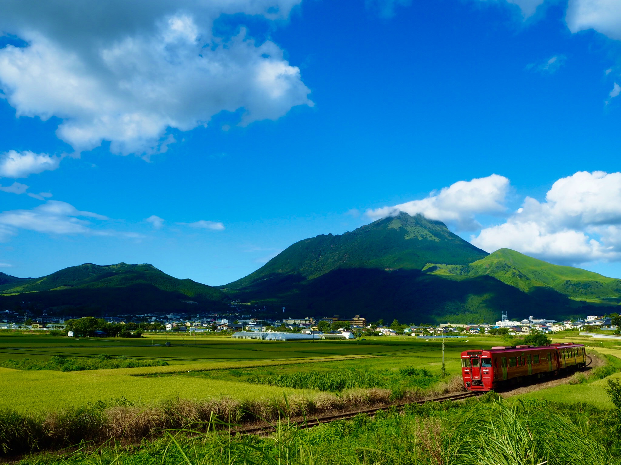 JR特急で福岡から湯布院へ向かうイメージ