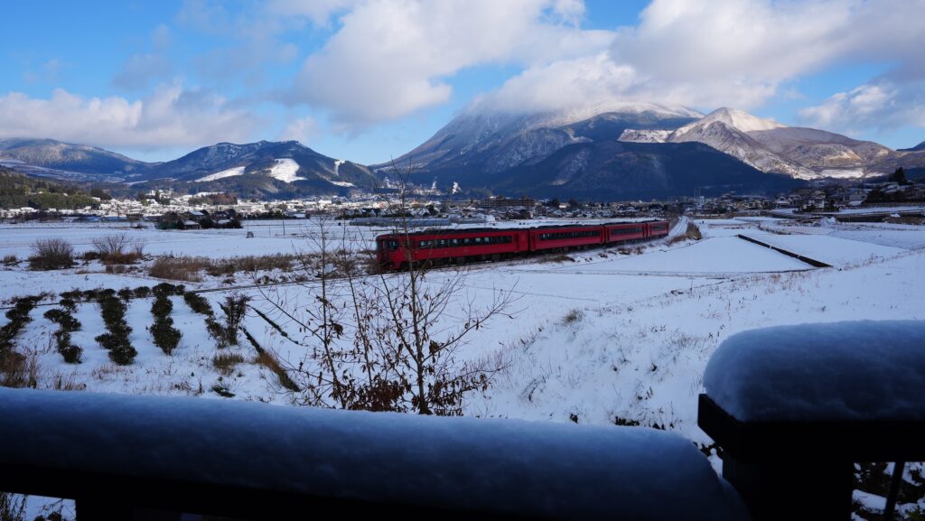 冬の田園風景とJR電車