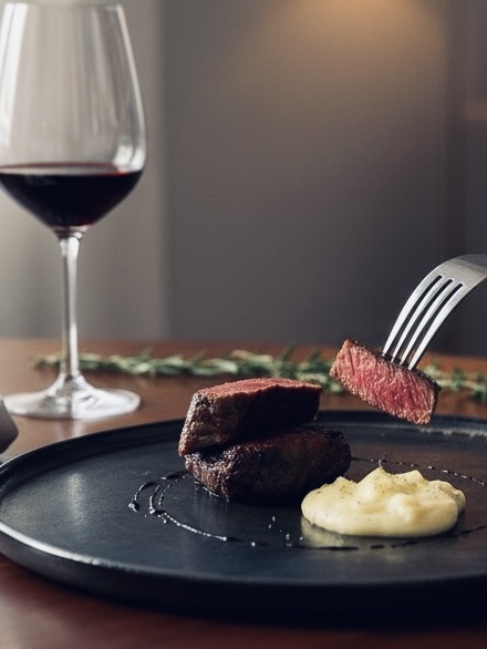 赤ワインと肉料理のクローズアップ