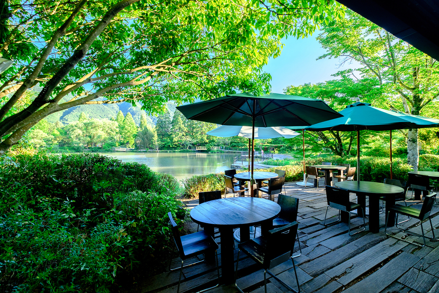 CAFE LA RUCHEの外観・湖畔