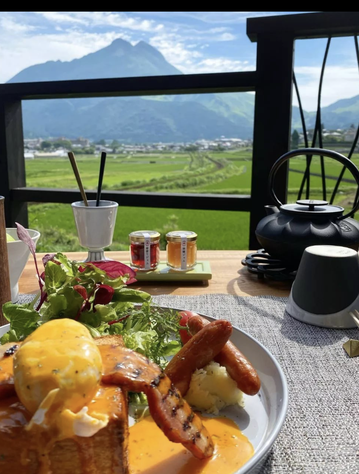 由布岳を望むテラスの朝時間