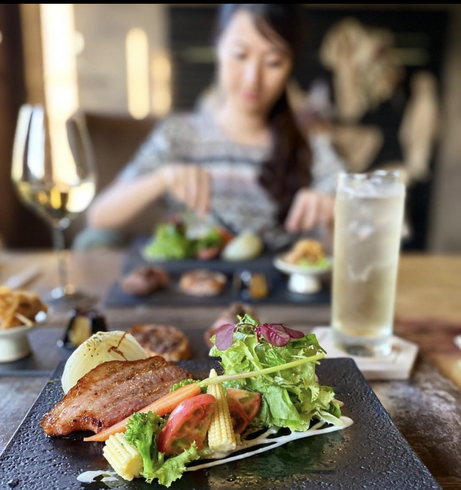 食卓に並ぶ一皿とグラス